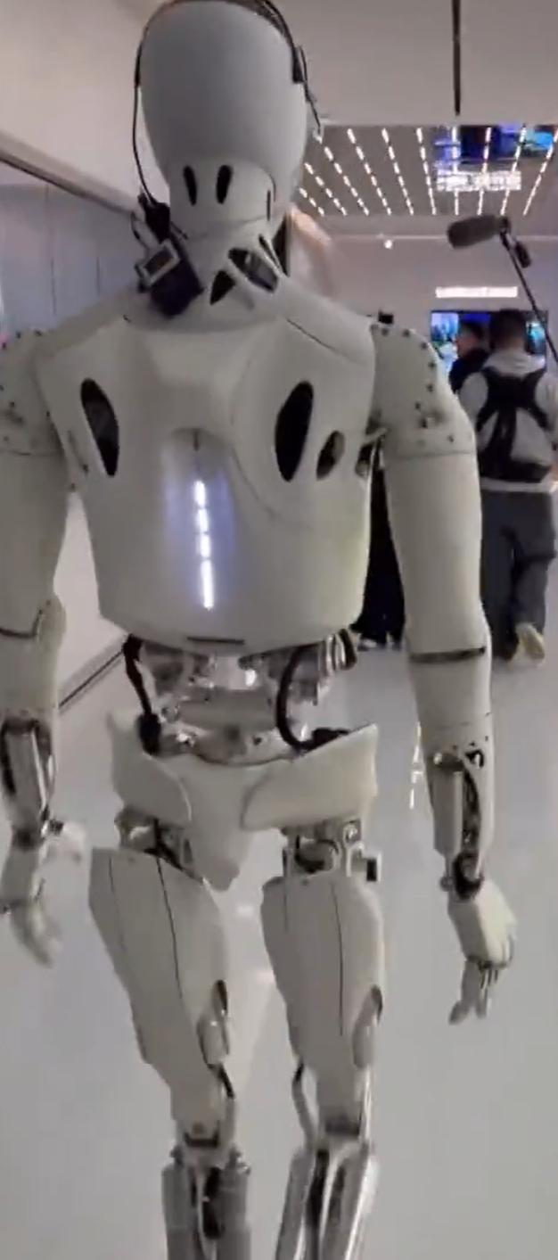 小鹏造了一个机器人，本以为大家会感叹科技的强大，可大家都关注的重点却是，这是真人
