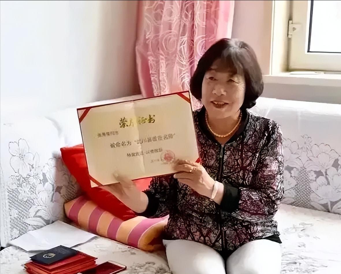 1981年，内蒙古一男生考上大学，女老师掏出20元钱，给他买了一双棉鞋，