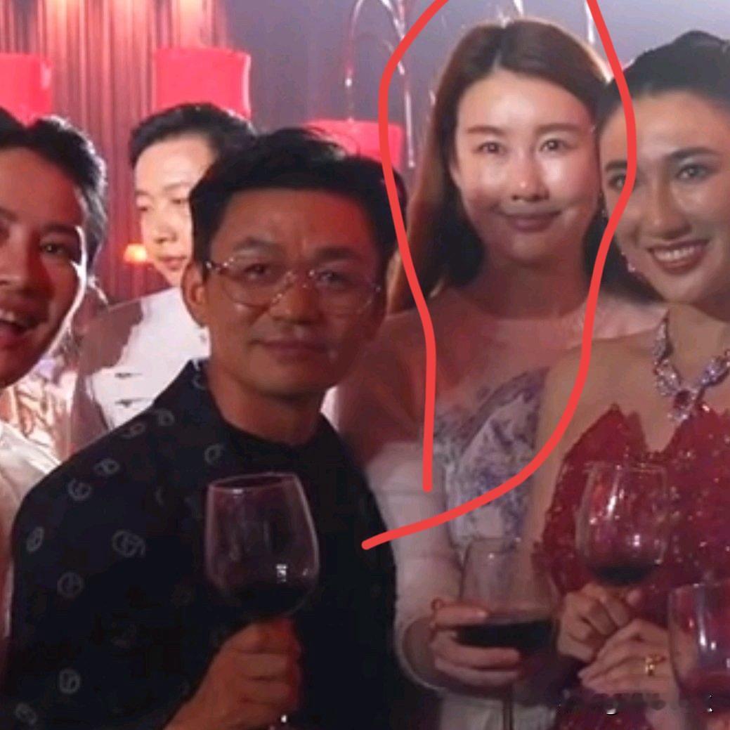 王宝强女朋友冯清不漂亮，站在他身边高半个头但一眼看上去就让人安心，给人感觉是