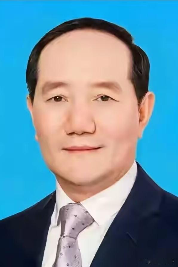 看到杨昌鹏被查的消息，心里真不是滋味。16岁考入师范，从教书育人的老师，一步步