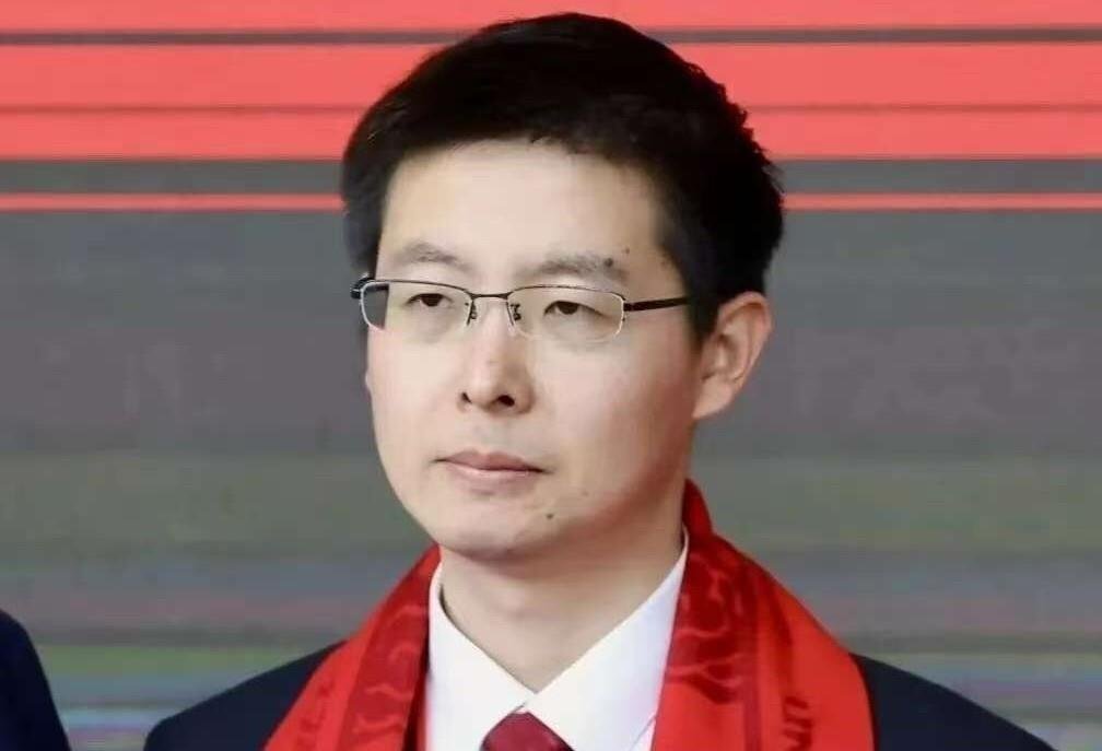 王兴兴敲钟全程不笑，第二天自己说出实情：机器人连进屋拿瓶水都做不到，市值却炒到4000亿，然后现在又