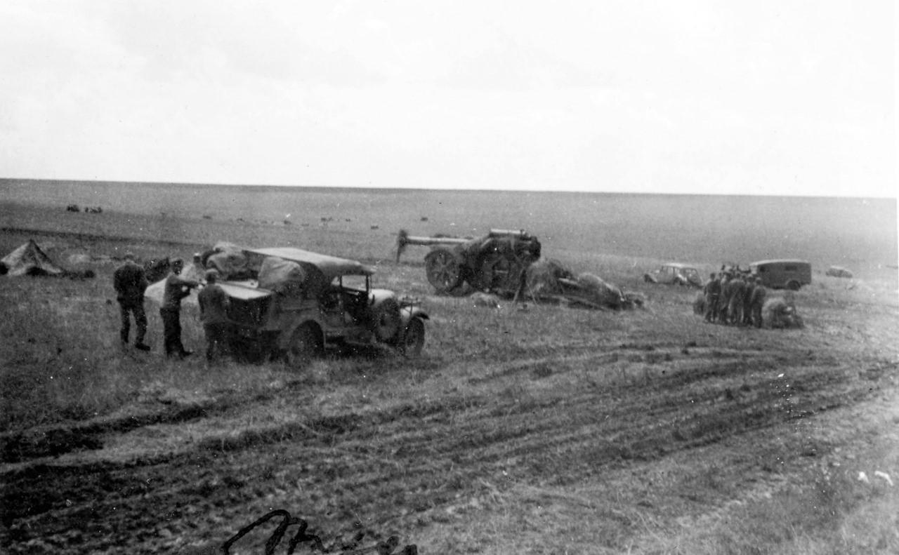 1942年,乌克兰南部,诺盖草原。德军第1山地步兵师正在行进。画面近处为一辆“漫