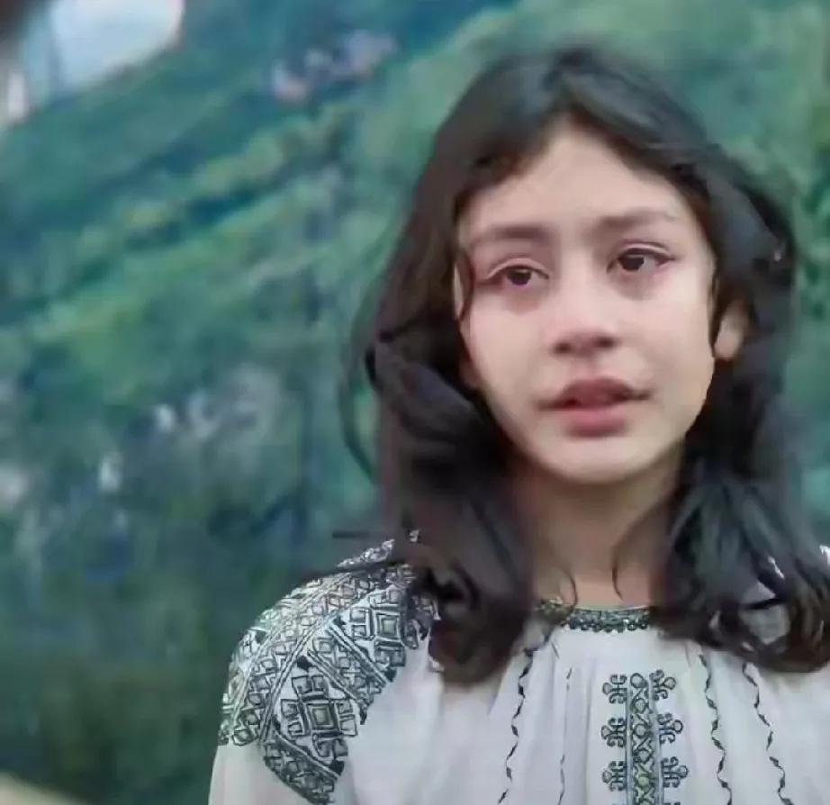 13岁少女首挑大梁，法语台词咬字精准，眼神里都是戏，这哪是星二代？分明是老天追着