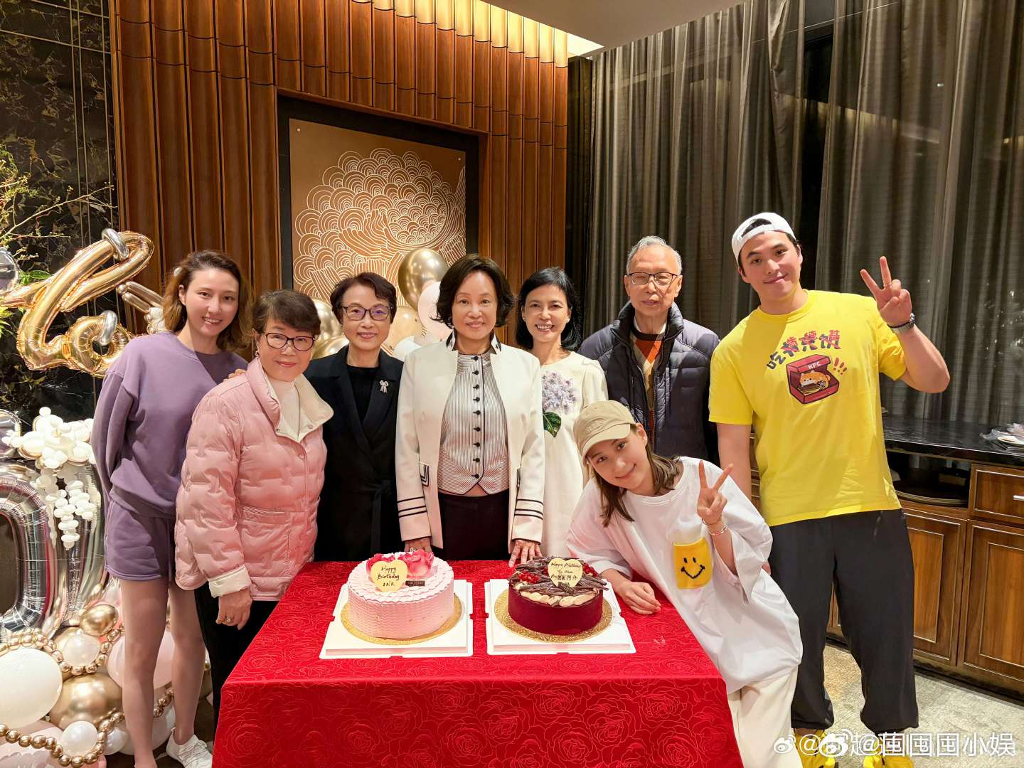 何超莲祝妈妈生日快乐何超莲晒合照为妈妈庆生73岁的陈婉珍在生日这天收获了满满的