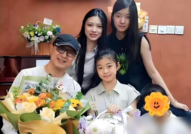 汪峰第一次把四个孩子全晒出来了。大女儿小苹果。和葛荟婕生的。二女儿。和康作如生的。醒醒和小儿子。和章