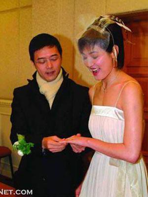 张延结婚时那头纱好像头盔，这款头纱一般般看起来并不美观，没有衬托出新娘的美丽。