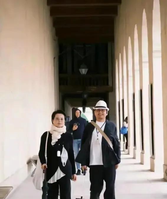袁立带着三婚老公在巴黎度假，虽然已经53岁了，但看起来还是那么年轻，丑老公看着很