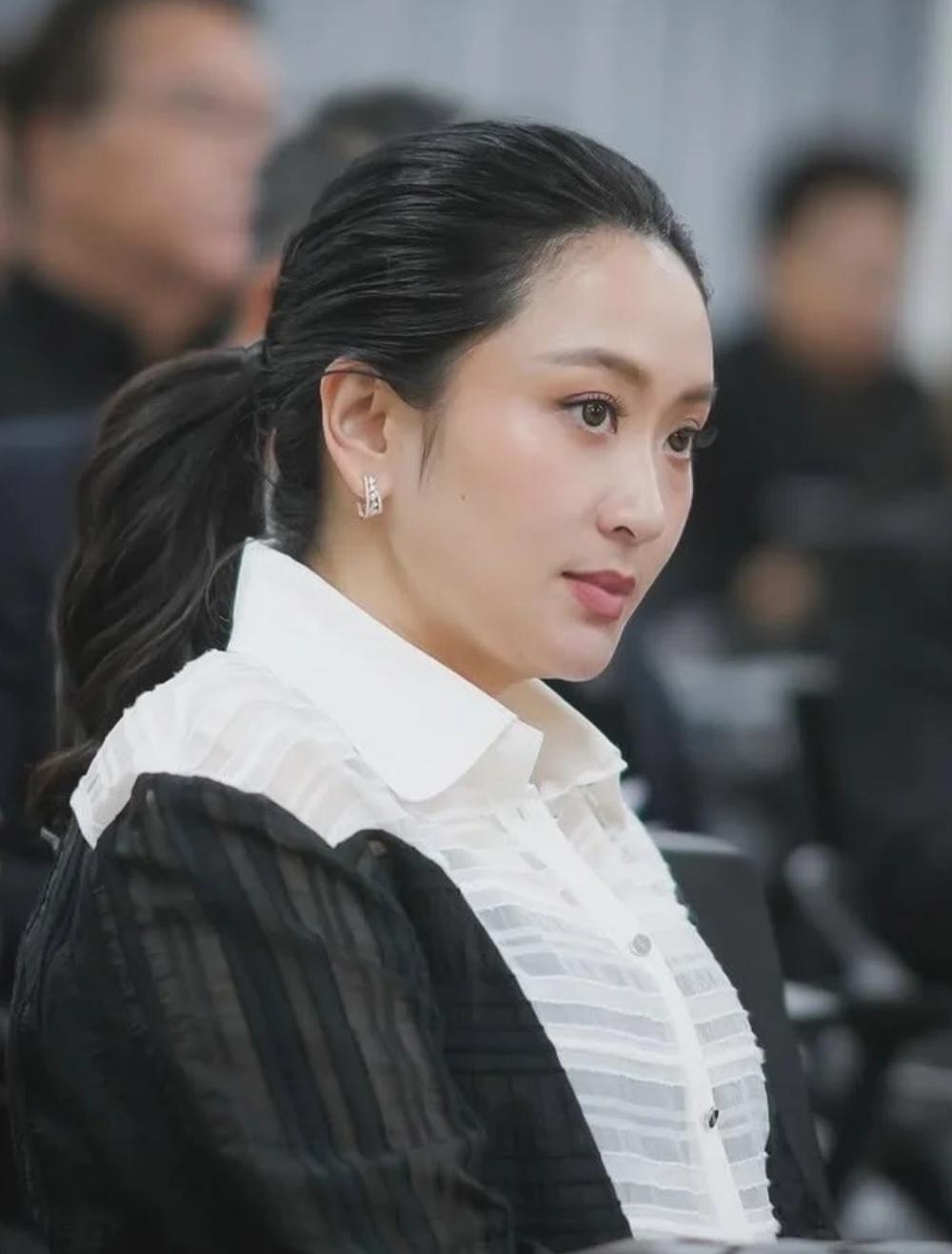 自信从容的佩通坦：10月28日，佩通坦现身为泰党总部大楼，出席众议员会议。议程主