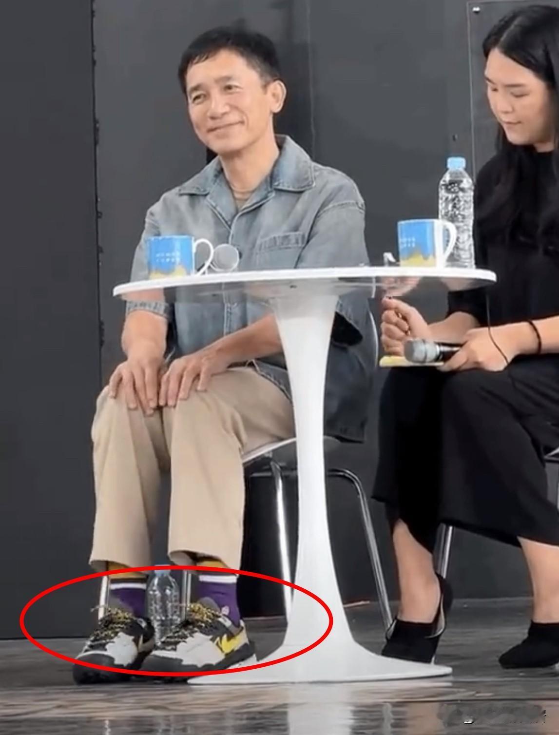 我不行了！这老头怎么越老越可爱，难道是吃了可爱多？梁朝伟规规矩矩坐在板凳上，