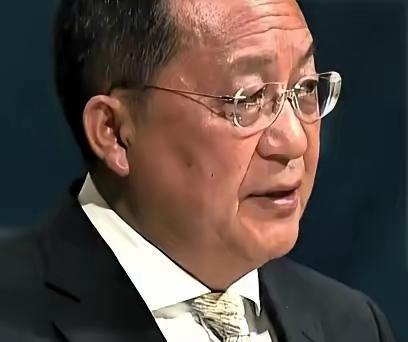 朝鲜的代表李荣浩在联合国大会上站起来说话，第一句话就问日本这个二战战败国凭什么想