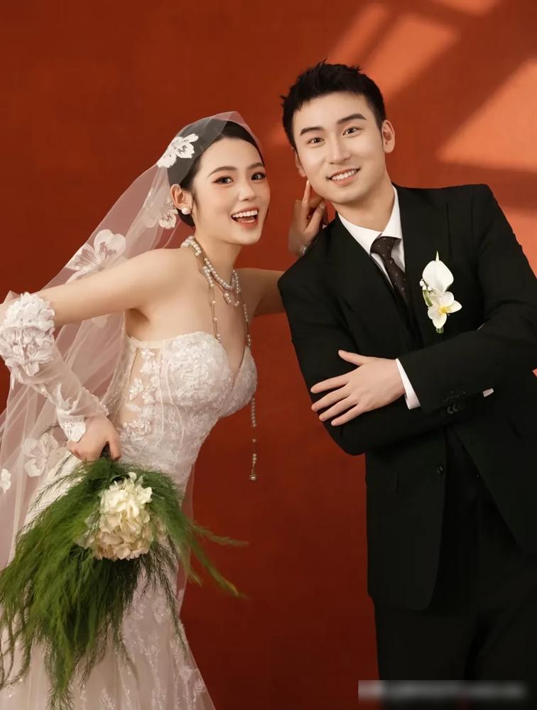 国乒猛将牛冠凯女儿曝光，队友王楚钦还在埋头苦练，他直接弯道超车当爹了。你以为这是
