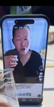 河南漯河网红郭永华，因为长期酗酒，把自己喝进了医院，再也没能出来。5月5日深夜，