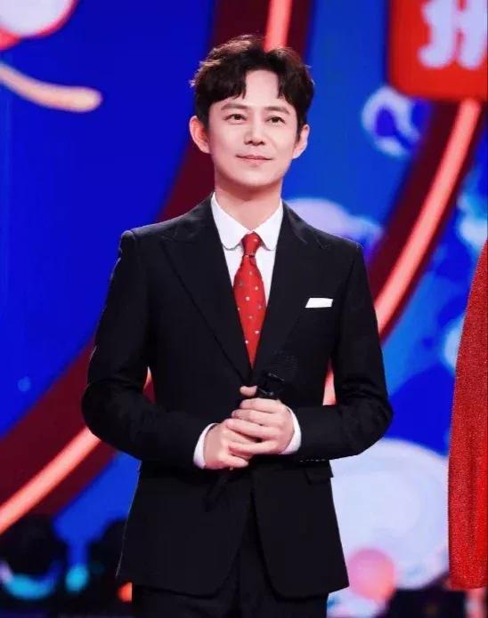 多读书，真有用，不信你看何炅，在湖南元宵的直播舞台上，突如其来的一位嘉宾，