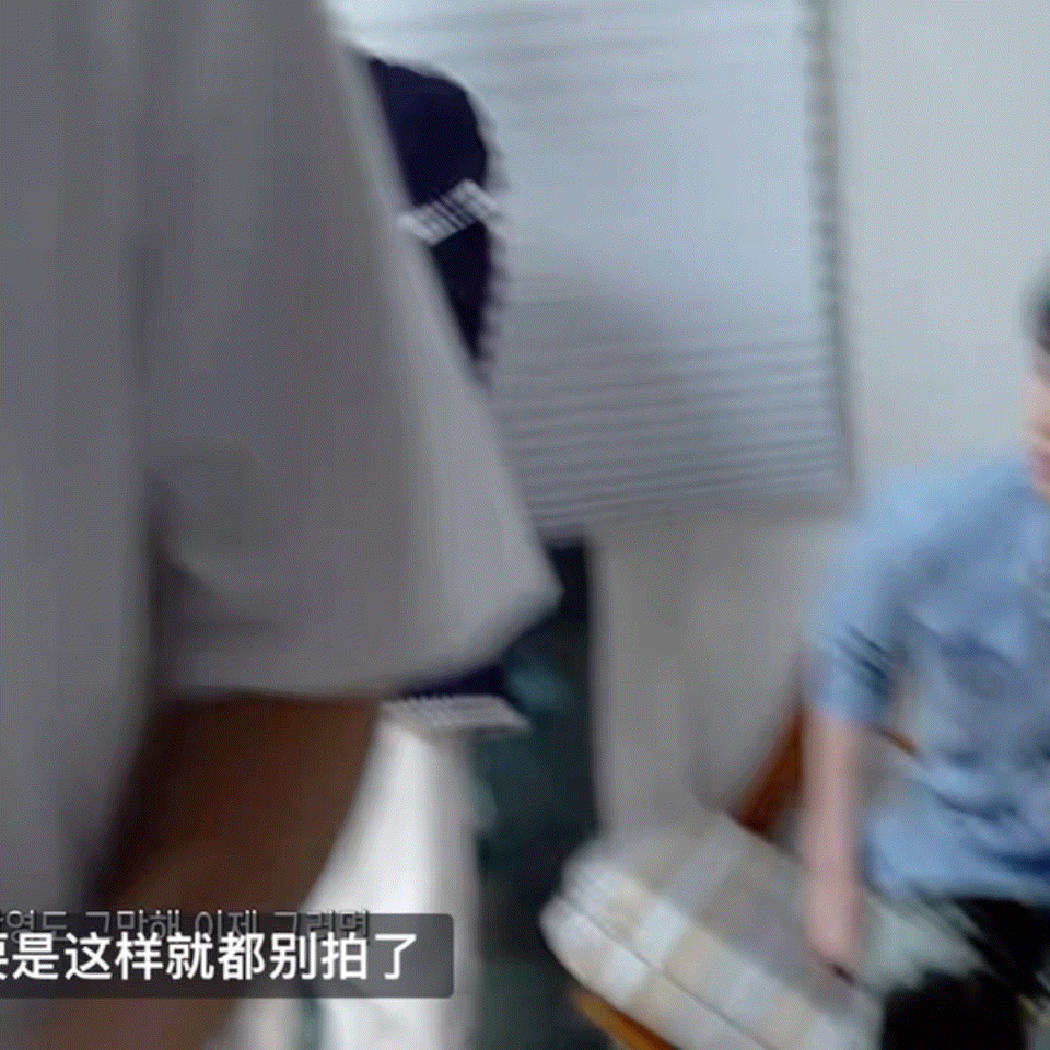 一个吓得快坐不住了一个憋得快吐血了​​​