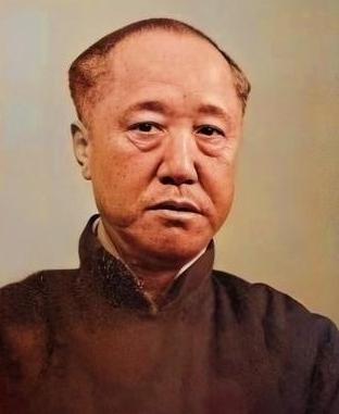 1949年，北平城换了天。一个66岁的老头把全家人叫到一起，宣布了两件事：第一，
