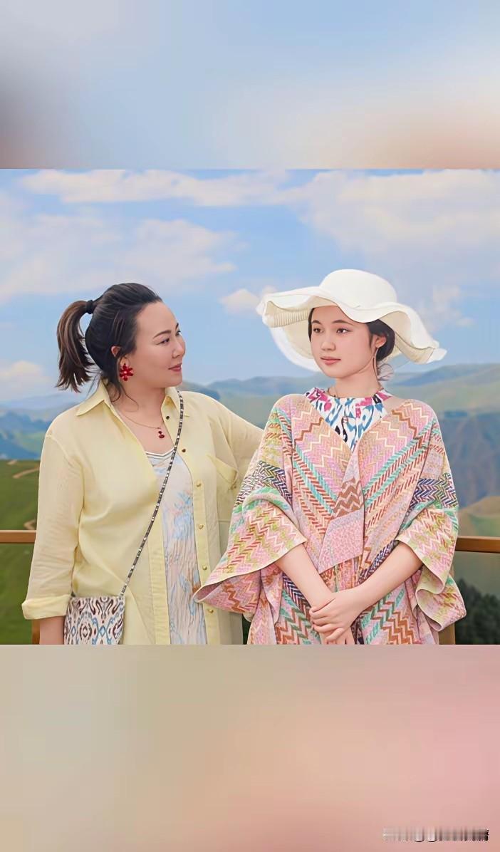 “刘能”王小利妻子李琳，领个丫头新疆旅游，拍摄的照片就像姐妹花。她在《乡村爱