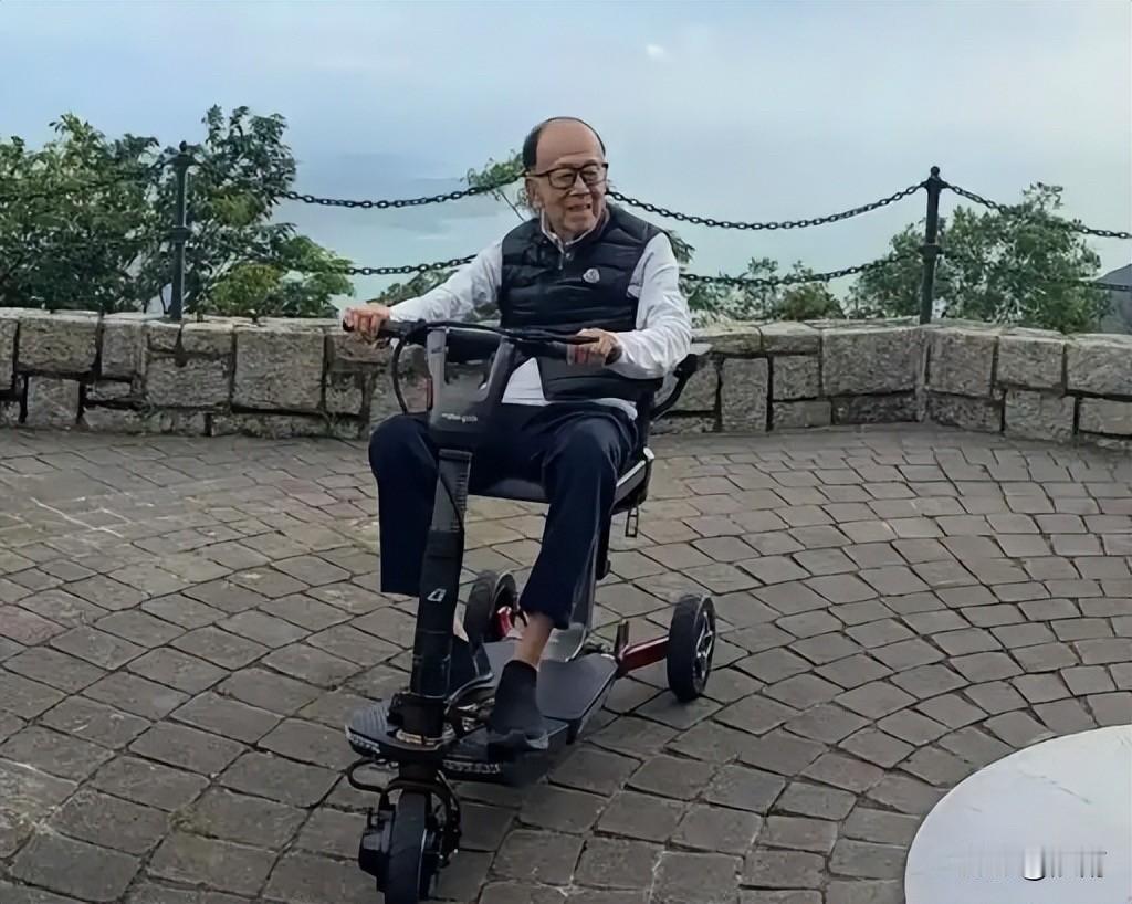 这是今年五5月18日的时候，李嘉诚在香港太平山顶游览时拍下的照片。李嘉诚基金会在