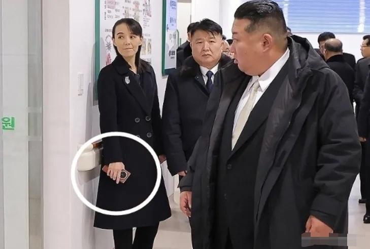 韩国媒体重大发现，金与正手持一款折叠屏手机疑似出自中国。当天金与正陪同哥哥视察一