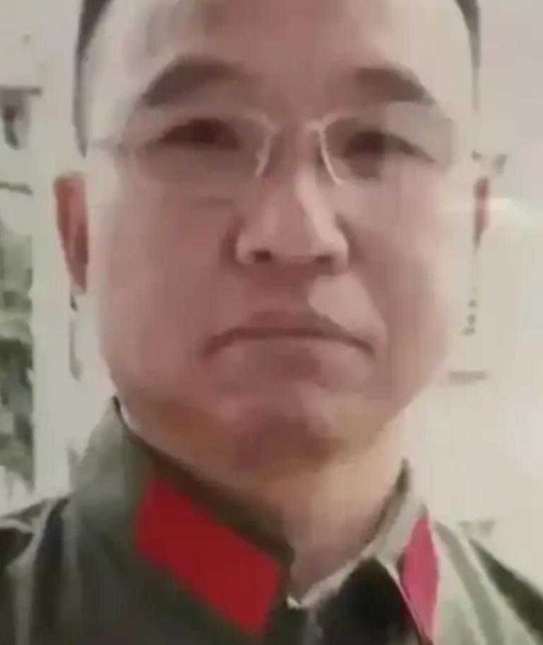 1984年，战士李陶雄中弹牺牲，遗体送往火葬场的路上，诡异的事情发生了，装着遗体