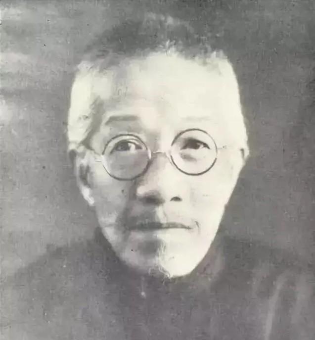 1931年，62岁章太炎穷得连2块钱的烟都买不起。杜月笙掏出1000大洋，想请他