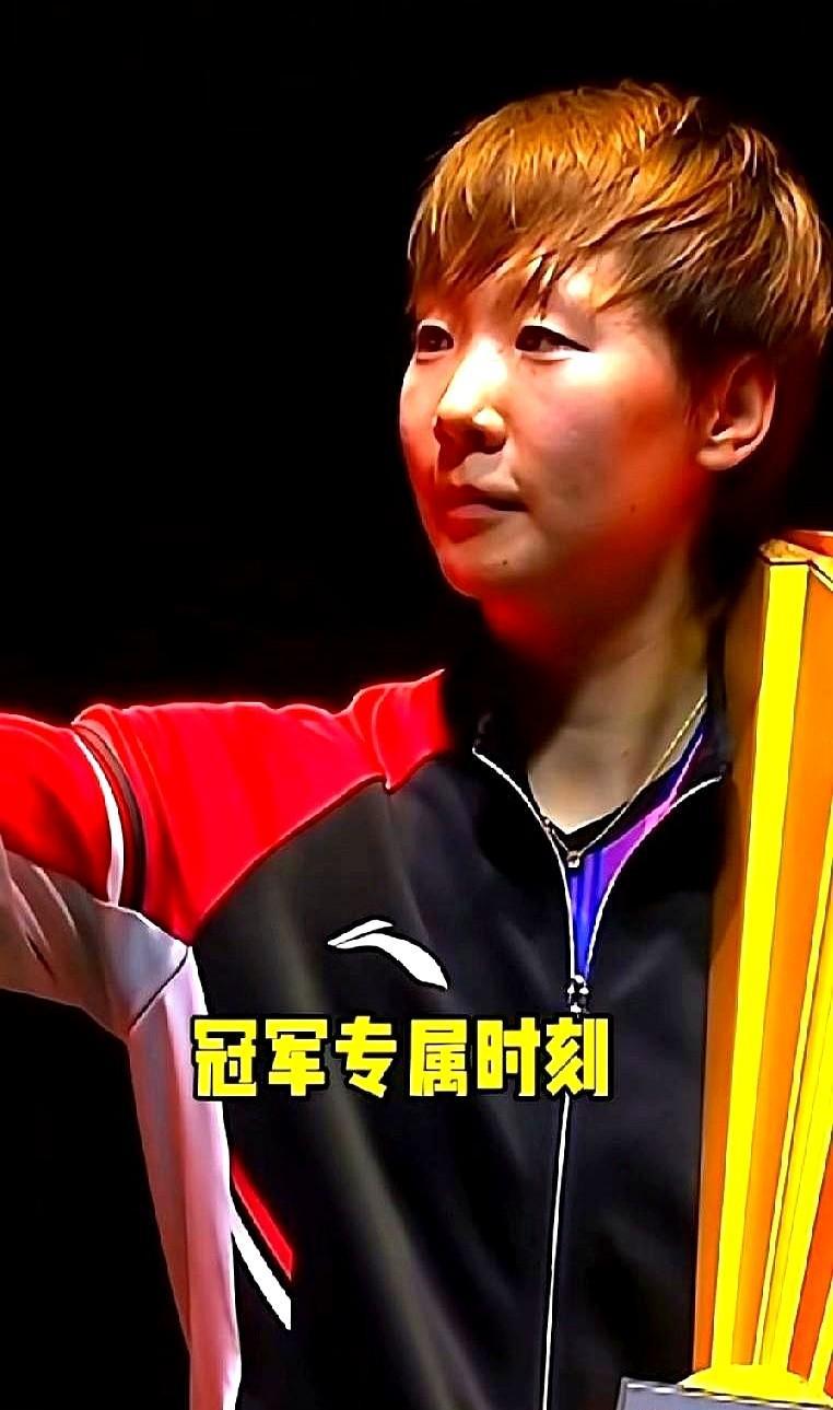 疼得发不出球，她没躺平，蹲下去摸了地。那不是仪式，是命。腰椎错位、排名跌到1