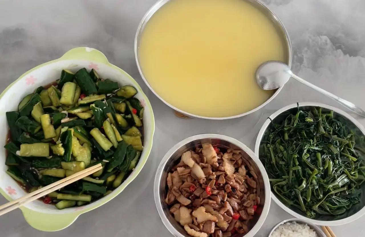 今天我老公给我转了3000元生活费，顺便还埋怨了我两句。他说，别人家老婆一个