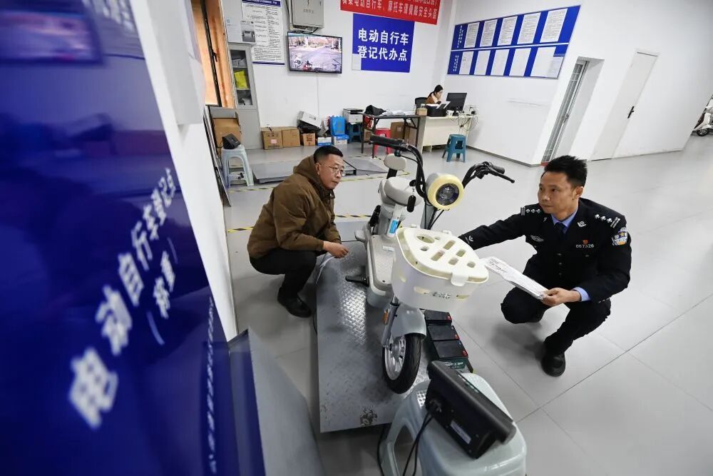 12月1日，电动自行车新国标过渡期正式结束，针对“超速断电危险”“禁载儿童”等误