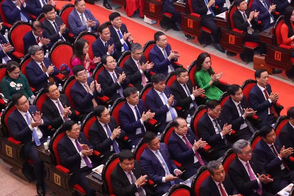 很热闹！农德孟也来了，而且他还排在范明政前面。越南中枢召开大会，苏林、范明政和农