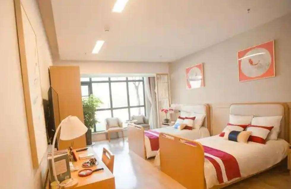 《90岁牛犇住进“万元养老院”！双人床+独立厨房，网友：这配置，养老界的天花板》