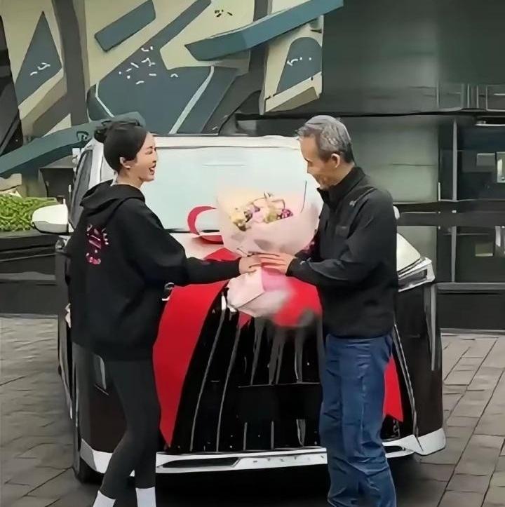 差了整整30岁的两口子站一块儿，到底是个啥画风？田朴珺陪王石去车行看车，这画面路