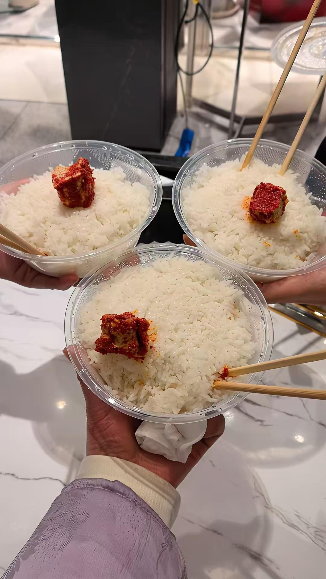 这年头怕只有我这么穷了吧。我们70后小时候上学住校就是蒸米饭+家里自带的辣椒或者