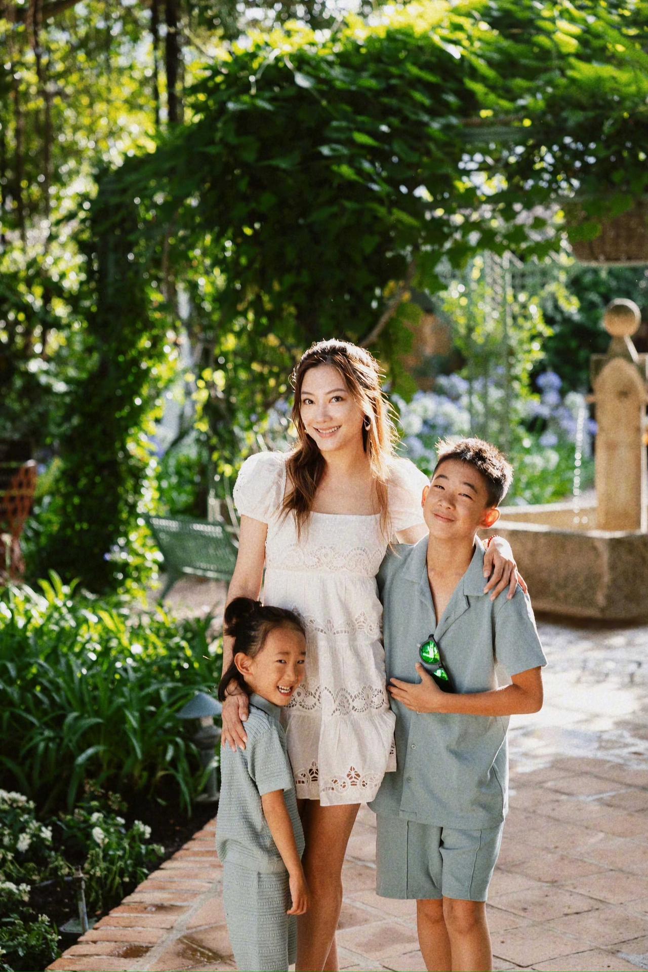 应采儿应该很想有个女儿，要不然也不会把小儿子当“女儿”养，留长发扎马尾，看起来确