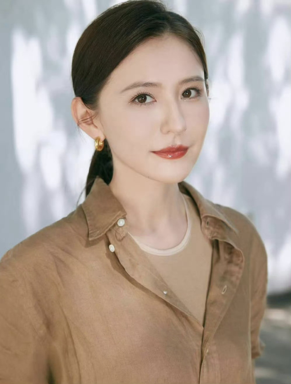 热依扎肋骨骨折挺喜欢看她的戏的，演技很好啊！真的很热爱自己的事业啊，好好休息，早