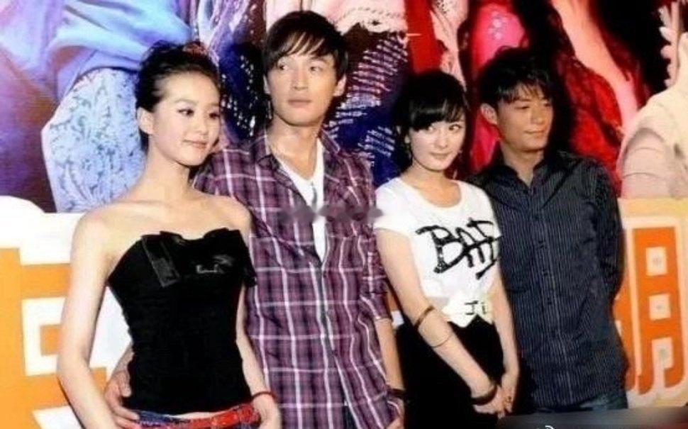 胡歌的手都直接去搂人家腰了，杨幂的表情说明了一切​​​