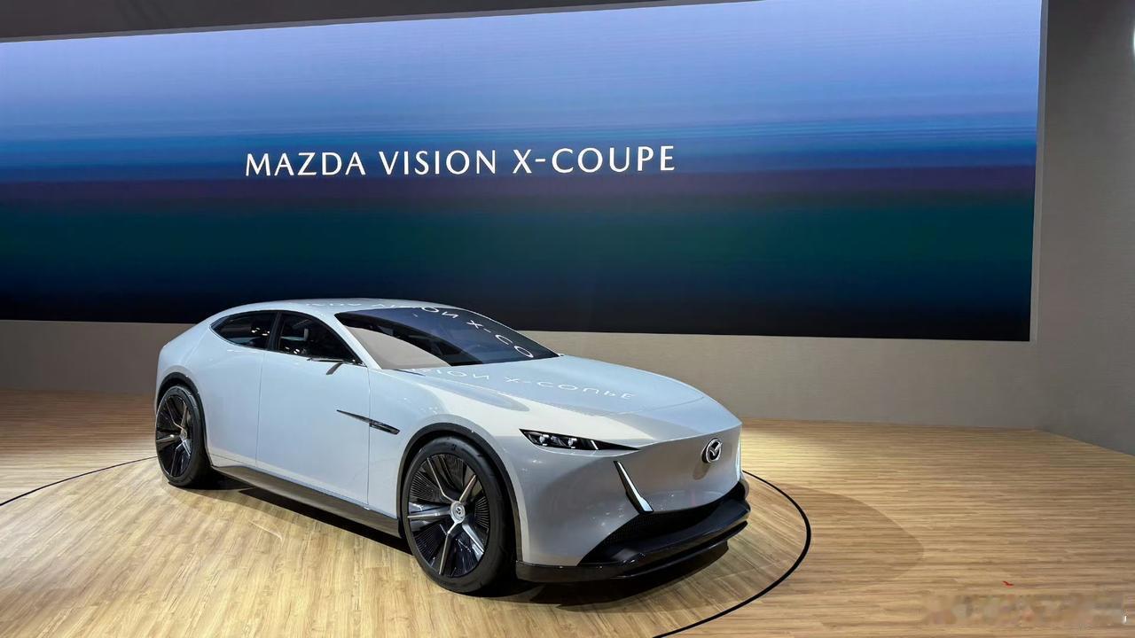 马自达全新的概念跑车！这个跑车看起来真的是很帅呀，不过实际设计的时候可能不会有