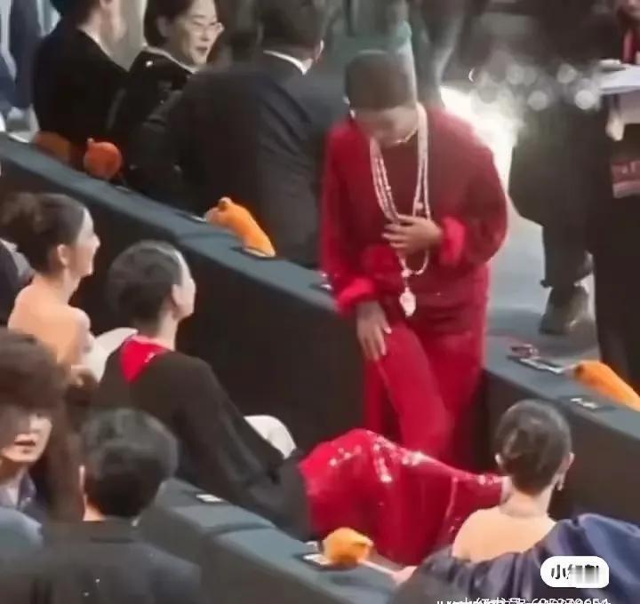 一条腿，就是一道无声的驱逐令。倪妮没说话。只是用膝盖和小腿，划出一条看不见的