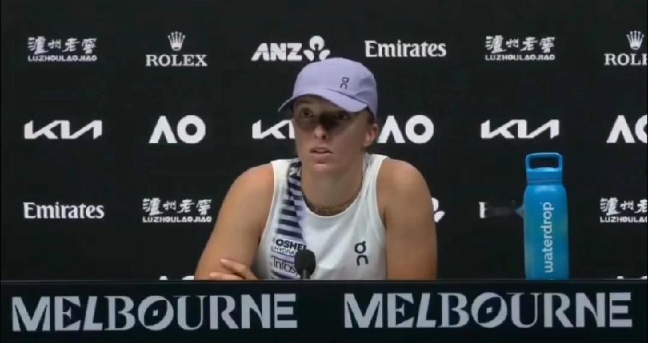 斯瓦泰克在0:2输给莱巴金娜的赛后发布会上对现场记者大吐苦水:我们到底是网球选手