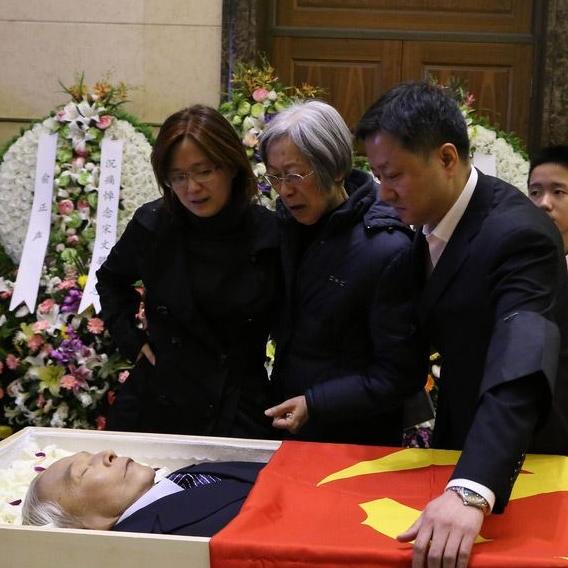 歼-10之父宋文骢院士遗体告别仪式，一张罕见的留影，这张照片拍摄于2016年3月