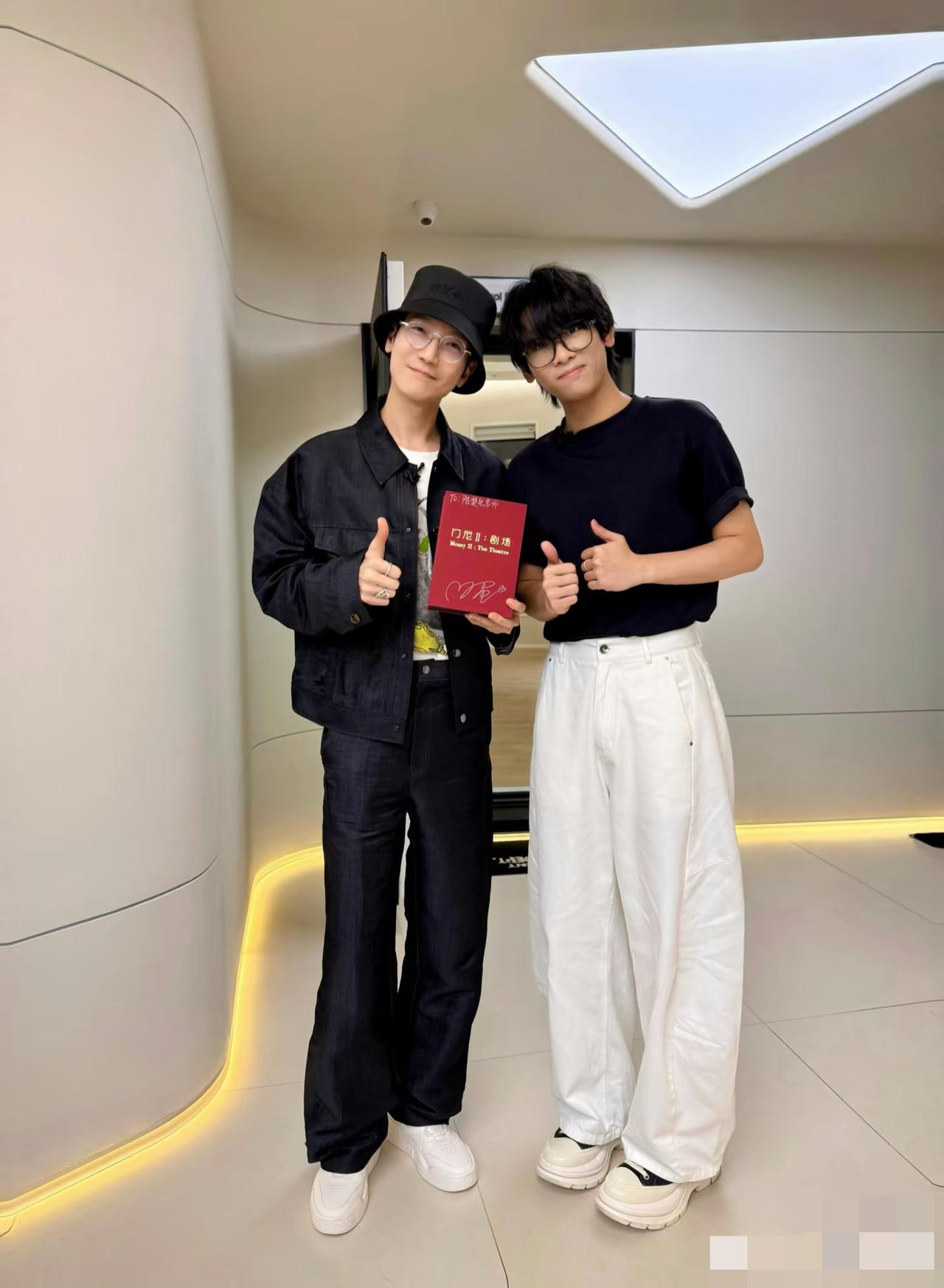 陈楚生“出息了”，居然拿到了门尼的to签。哈哈哈，音乐人的惺惺相惜。陈楚生在