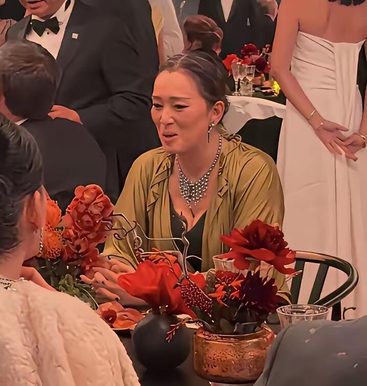 不敢相信巩俐都已经60岁了，但状态还是很好，脸也仍旧是那么的紧致！果然美人老了也