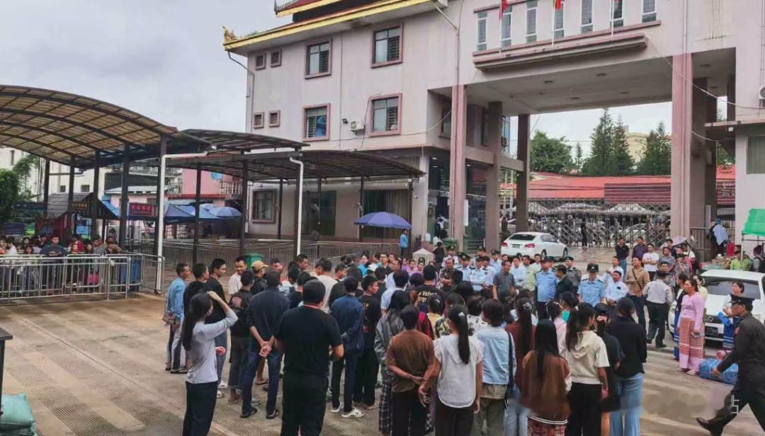缅甸非法在华务工人员被密集遣返回国！这群在云南省景洪市非法务工的缅甸人员，大