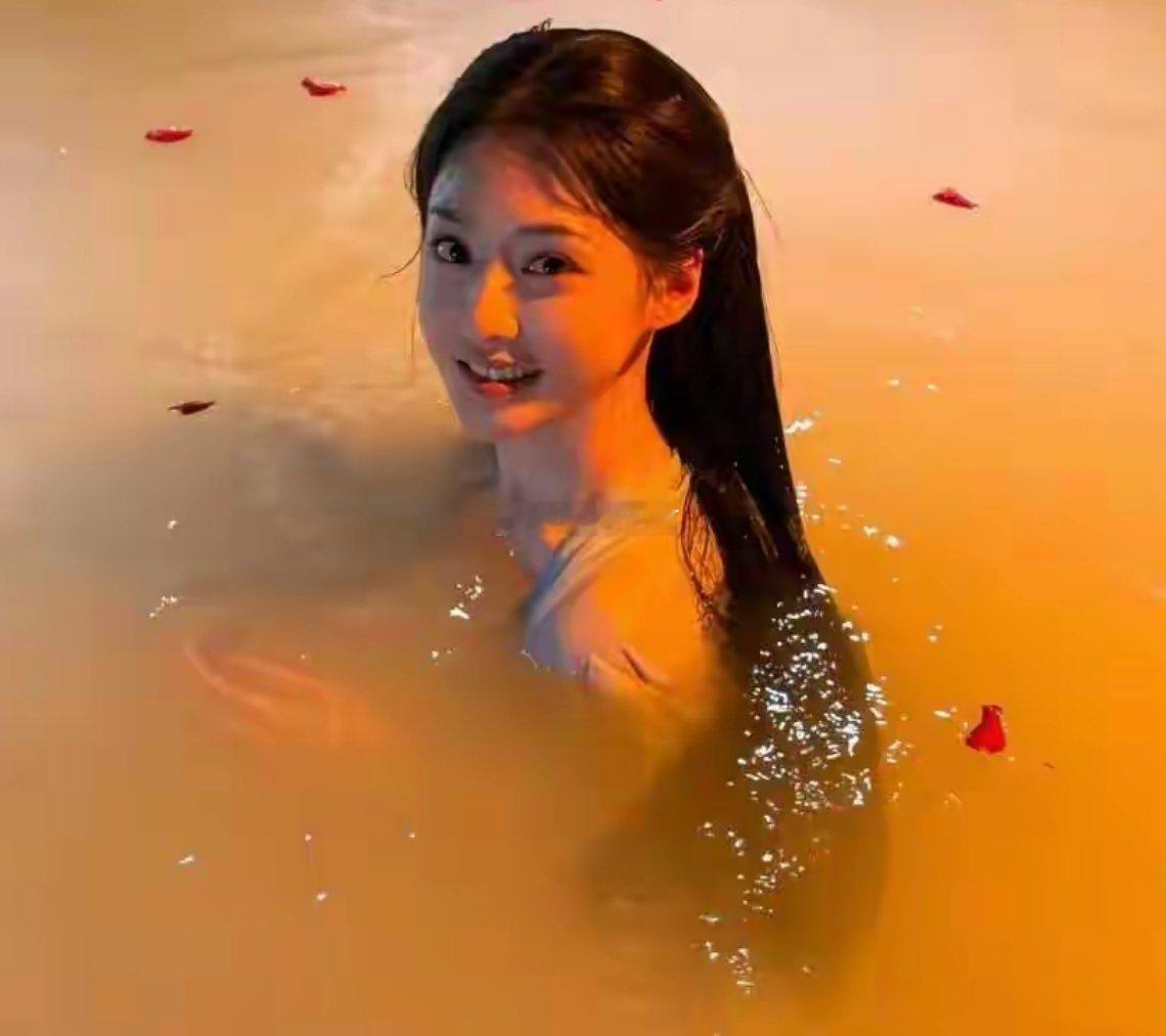 我就搞不懂，为啥影视剧洗澡要穿衣服？