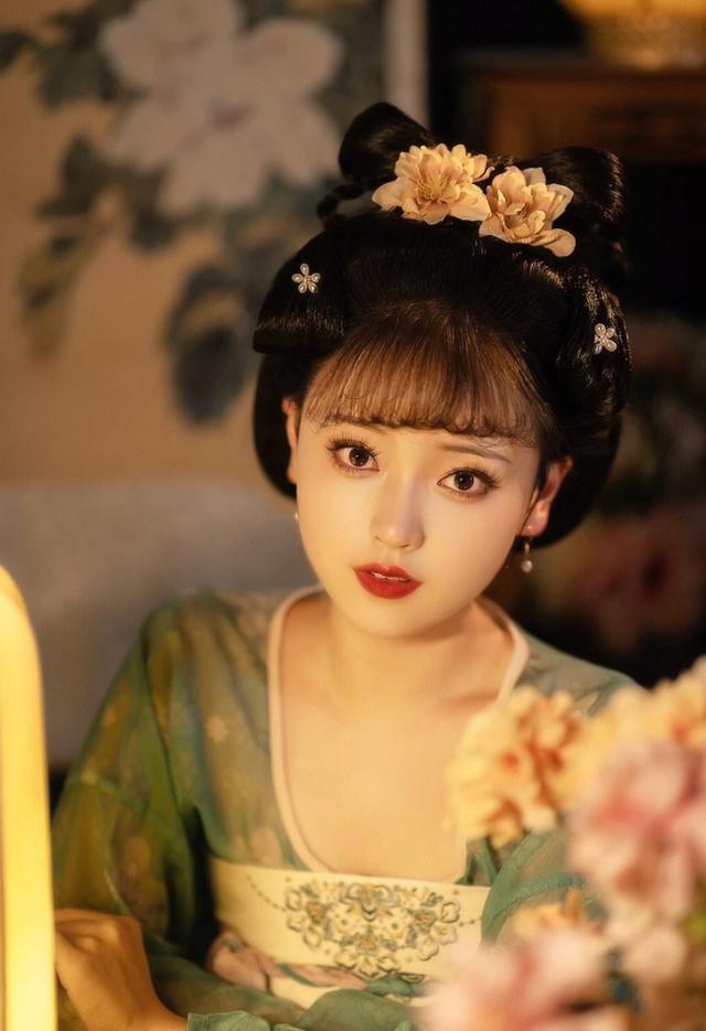 上官婉儿最有名的一首诗是《春日忆李白》。这首诗以优美的词句表达了对唐代著名诗人李