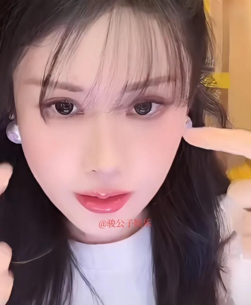 韦雪在直播里正式宣布了和男朋友kk分手的消息。她解释说，这是经过两人认真沟通后做