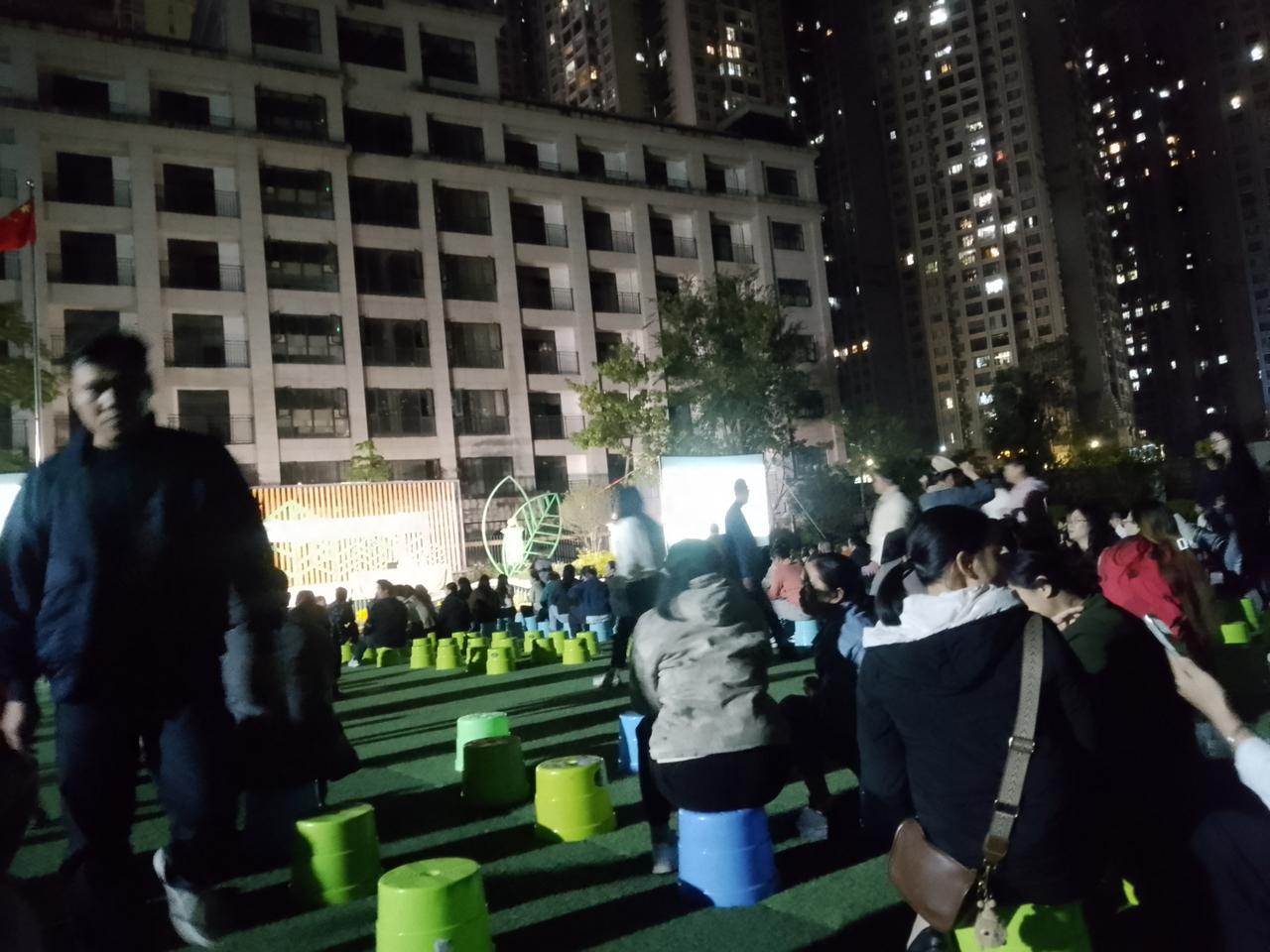 今天的家长会第一阶段在操场进行，学校请了一个妇联的讲师过来讲！全场95％的家长坐