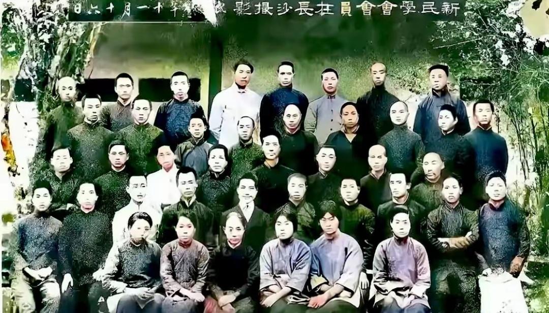 毛主席与杨开慧的一张合影，还是集体照，原本他们有机会拍摄一张全家福的。19