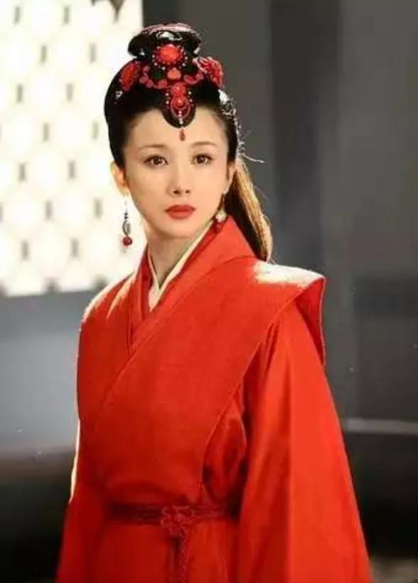 东汉末年，17岁的刘兰芝遭到婆婆焦母刁难，被休回娘家。焦母以为自己赢了，二婚的刘