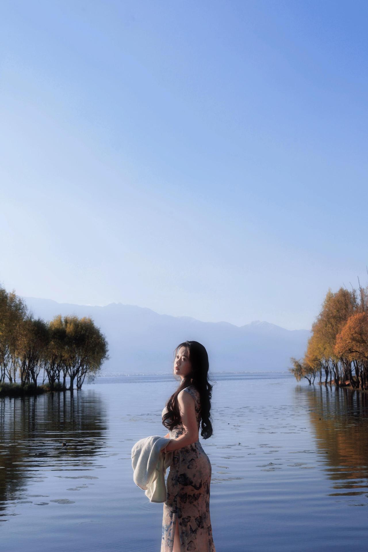 多年后再见，心湖还会泛起涟漪吗？像此刻立于洱水之滨，风裹着秋的余温掠过发梢，