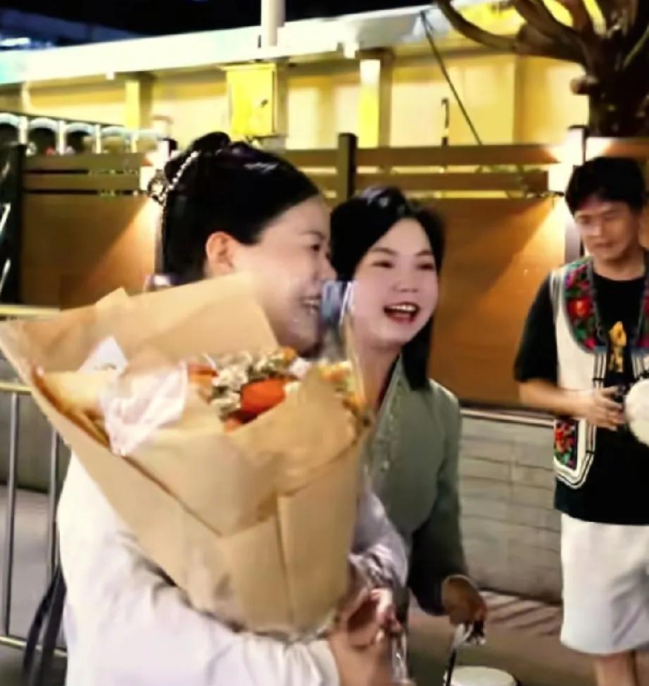 从徐瑶那里又传来了最新消息，他们明天将在云南为大家分享好物，大家明天扎起，有需购
