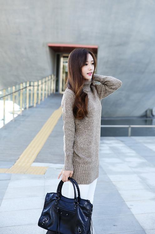 孙允珠冬日穿搭指南温柔毛衣搭配黑色手袋，简约又时尚！分享美女穿搭服饰＃随手拍